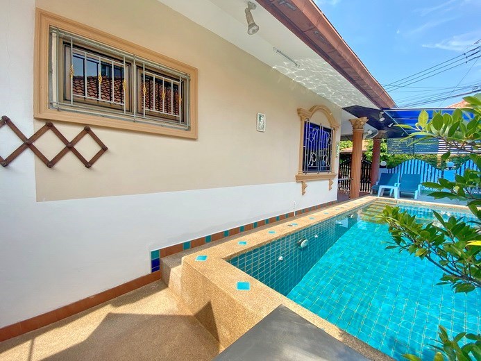 House for rent Pattaya showing the pool and covered terrace 