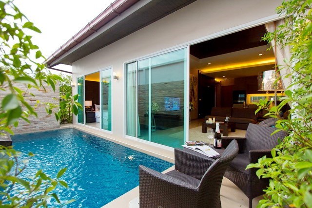 House for rent East Jomtien showing the terrace and pool 