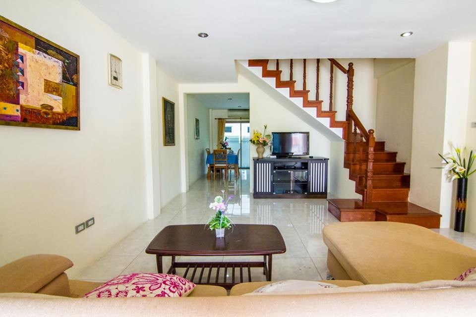 House for rent Pratumnak Pattaya showing the living and dining areas 