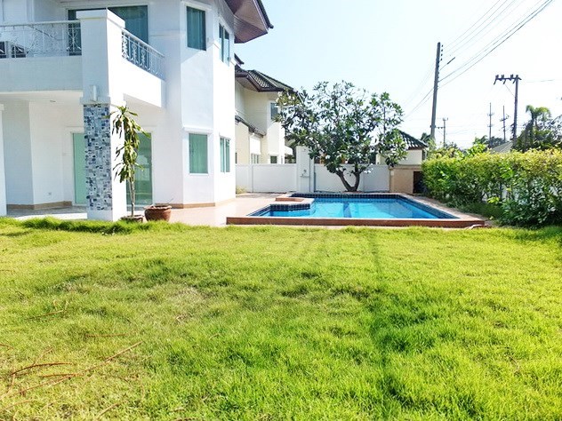 House for sale East Pattaya showing the garden and pool