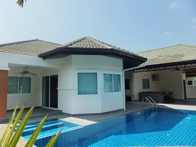 House for sale East Pattaya showing the house and  pool