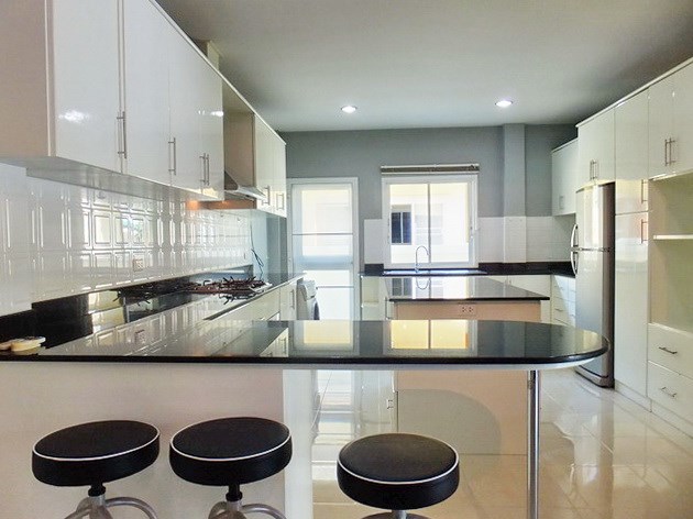 House for sale East Pattaya showing the kitchen with breakfast bar 