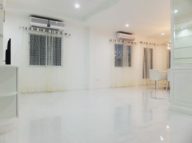 House for sale East Pattaya showing the living and dining areas 