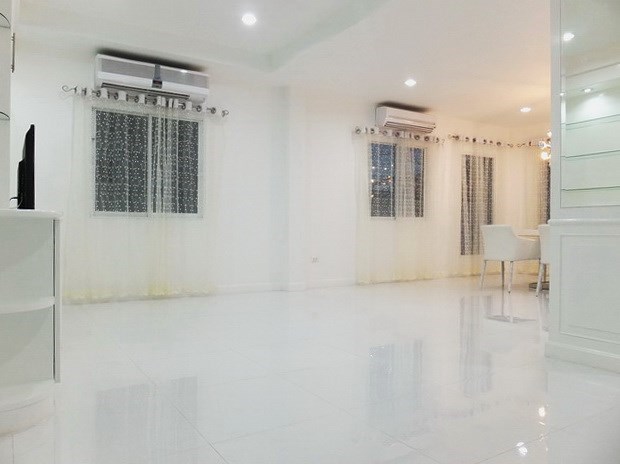 House for sale East Pattaya showing the living and dining areas 