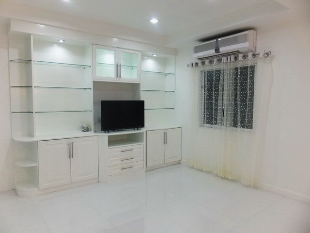 House for sale East Pattaya showing the living room concept 
