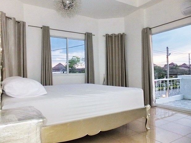 House for sale East Pattaya showing the master bedroom with balcony
