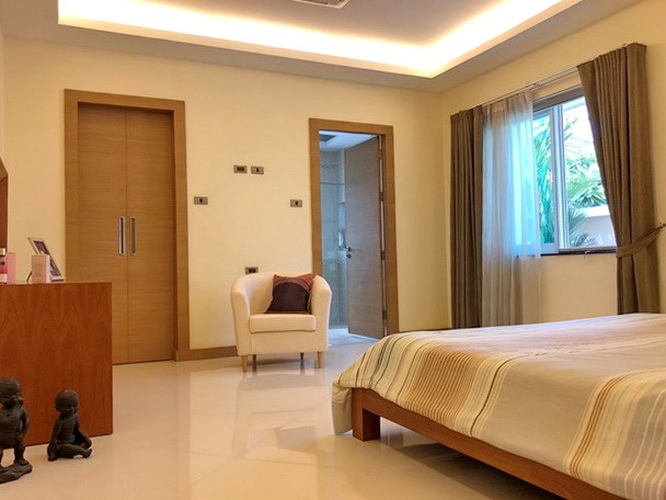 House for sale East Pattaya showing the master bedroom suite 