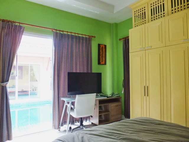House for sale East Pattaya showing the master bedroom with built-in wardrobes