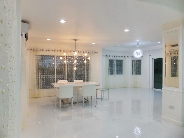 House for sale East Pattaya showing the open plan dining area