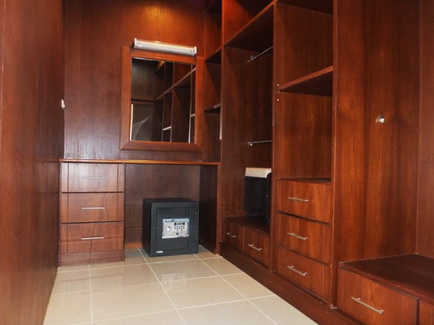 House for sale East Pattaya showing the walk-in wardrobe