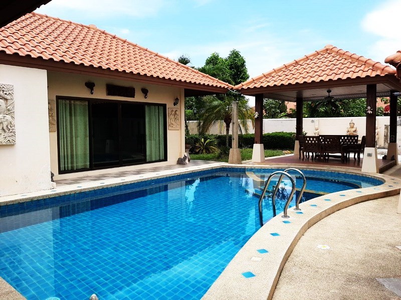 House for sale Huai Yai Pattaya showing the pool and garden 