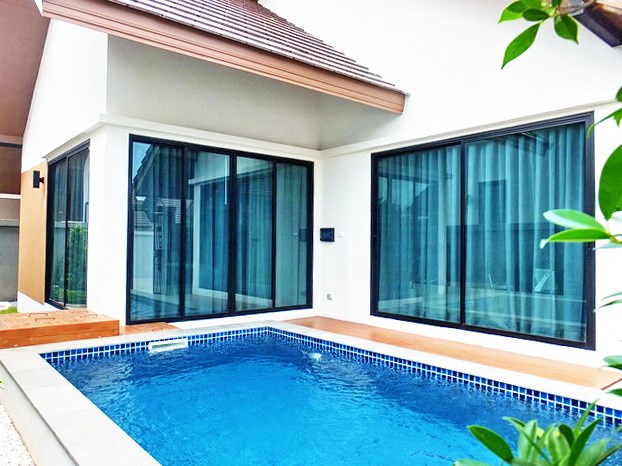 House for sale Huayyai Pattaya showing the house and pool 