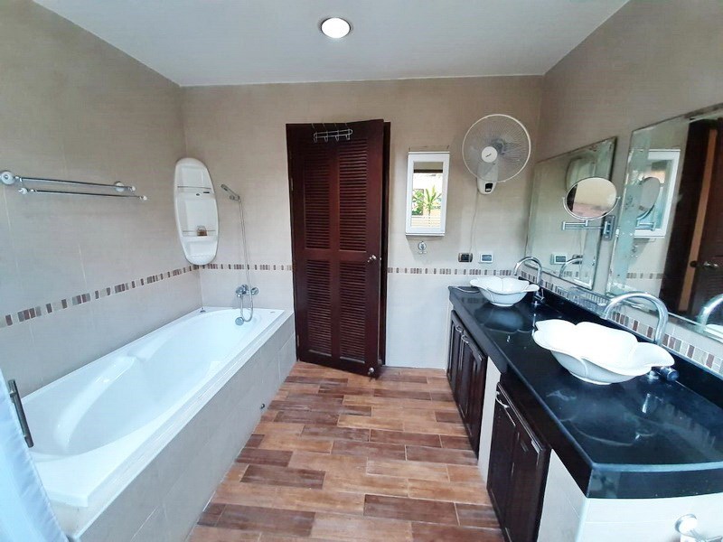 House for sale Huai Yai Pattaya showing the master bathroom House for sale Huai Yai Pattaya showing the master bathroom