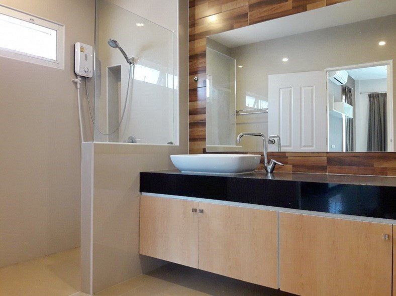 House for sale Huay Yai Pattaya showing the master bathroom