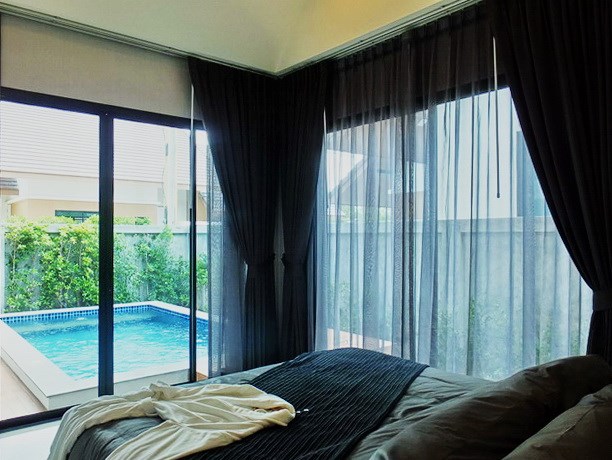 House for sale Huayyai Pattaya showing the master bedroom with pool view