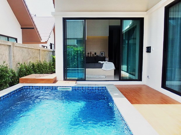 House for sale Huayyai Pattaya showing the master bedroom poolside 