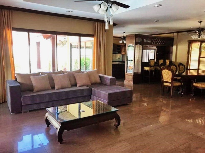 House for sale Huai Yai Pattaya showing the living, dining and kitchen areas 