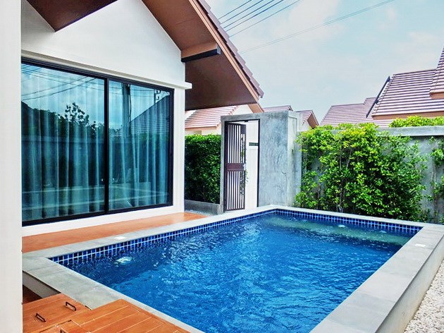 House for sale Huayyai Pattaya showing the private pool 