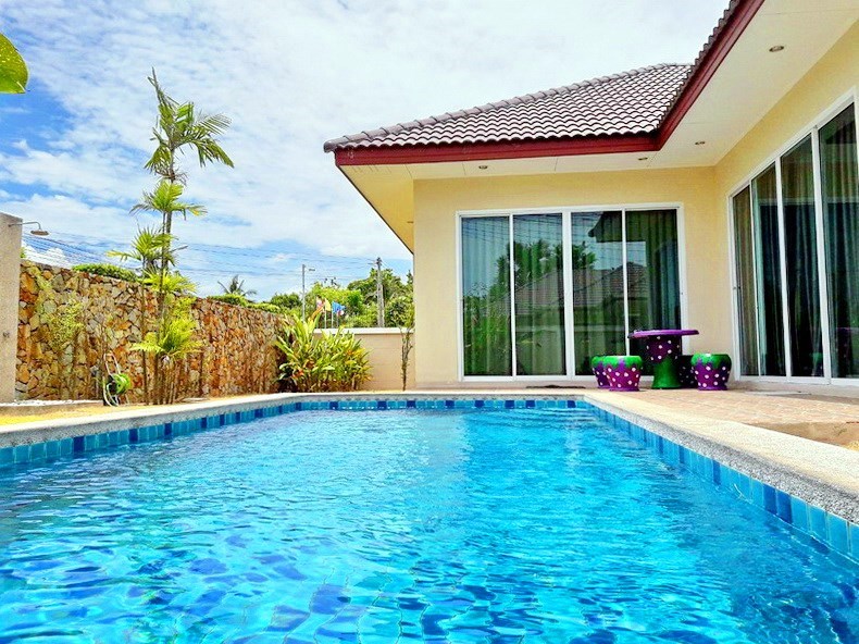 House for sale Huay Yai Pattaya showing the private pool and terrace 