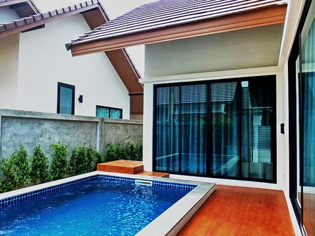 House for sale Huayyai Pattaya showing the terrace and private pool 