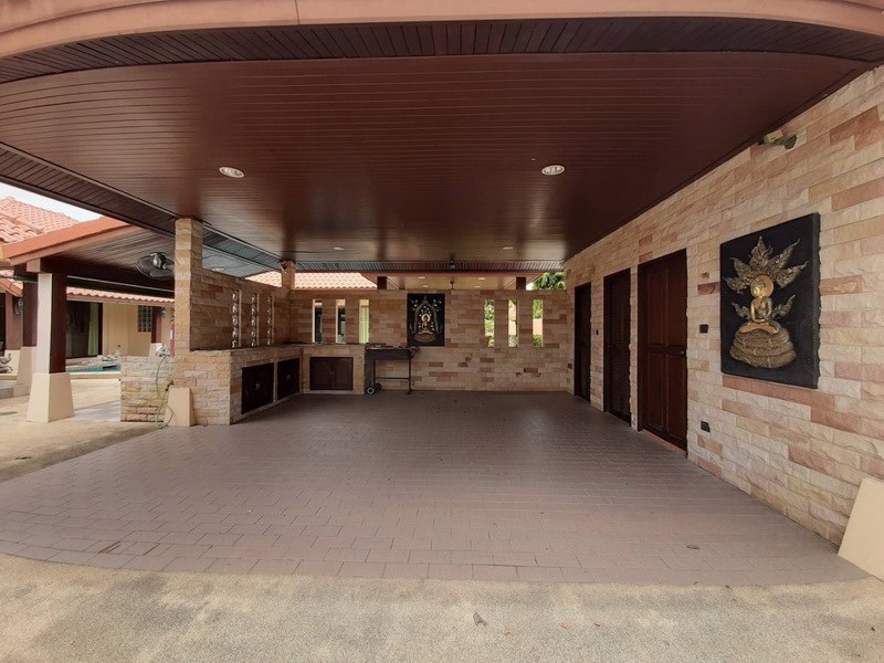 House for sale Huai Yai Pattaya showing the carport and Thai kitchen House for sale Huai Yai Pattaya showing the carport and Thai kitchen