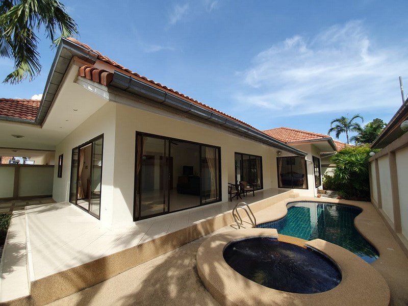 House for sale Jomtien showing the house, carport and pool