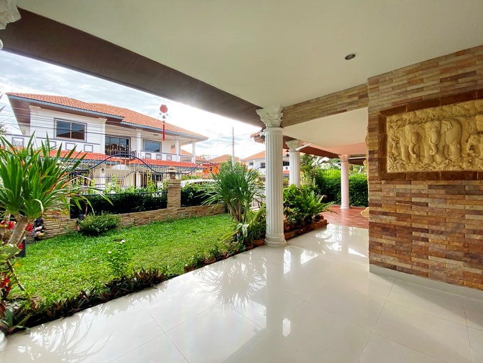 House for sale Jomtien showing the covered terrace and garden  