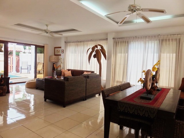 House for Sale Jomtien showing the living and dining areas