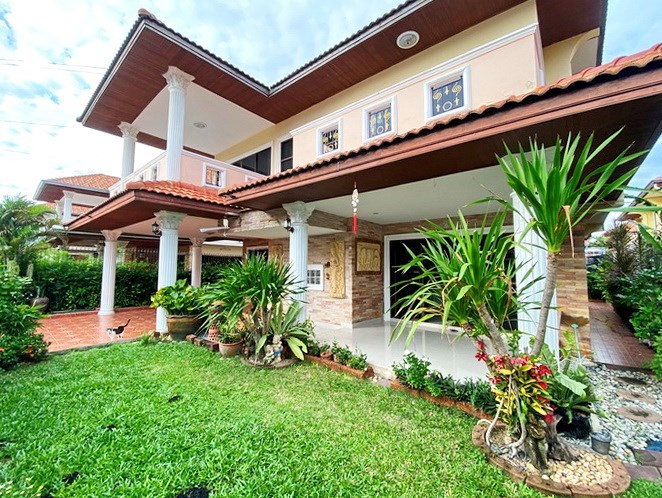 House for sale Jomtien showing the house and garden 