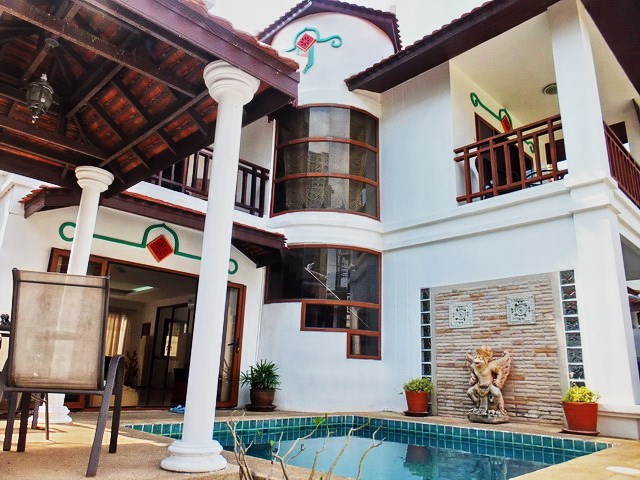 House for Sale Jomtien showing the house and pool 