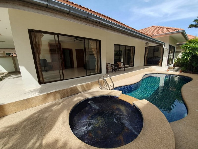 House for sale Jomtien showing the house and pool House for sale Jomtien showing the house and pool