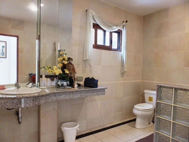 House for Sale Jomtien showing the third bathroom 