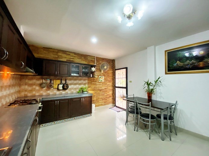 House for sale Jomtien showing the dining and kitchen