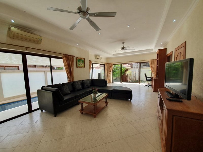House for sale Jomtien showing the living area with pool view 