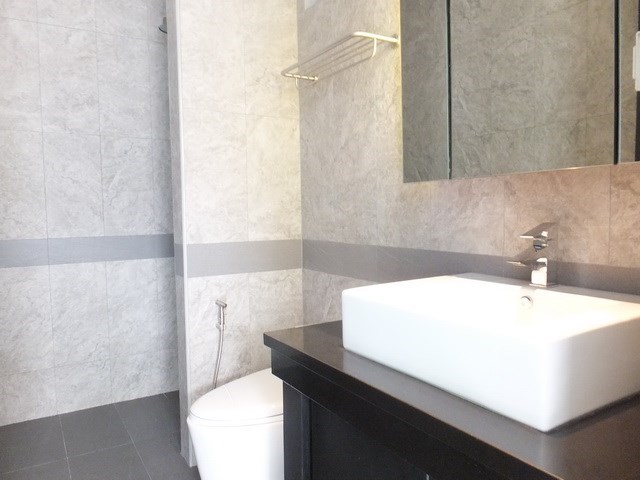 House for sale Jomtien showing the master bathroom 