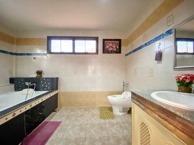 House for sale Jomtien showing the master bathroom