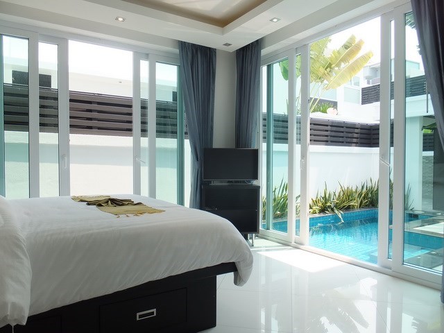 House for sale Jomtien showing the master bedroom poolside 