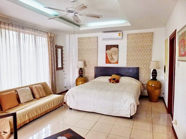 House for Sale Jomtien showing the master bedroom suite 