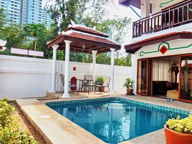 House for Sale Jomtien showing the house, pool and sala