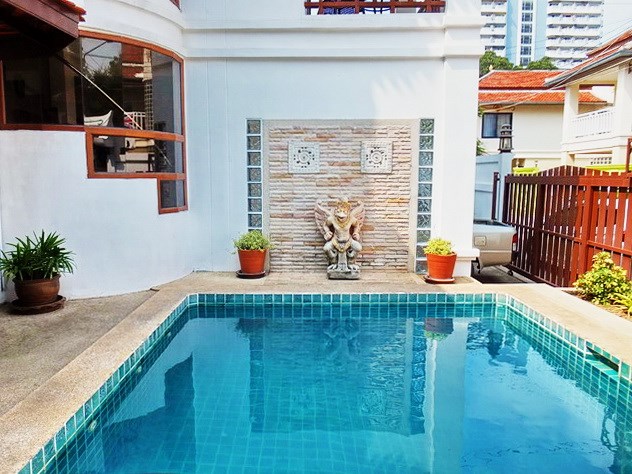 House for Sale Jomtien showing the private pool 