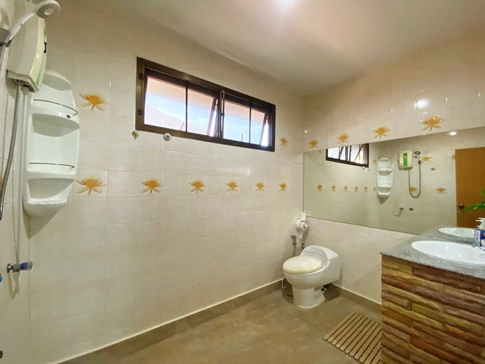 House for sale Jomtien showing the second bathroom 