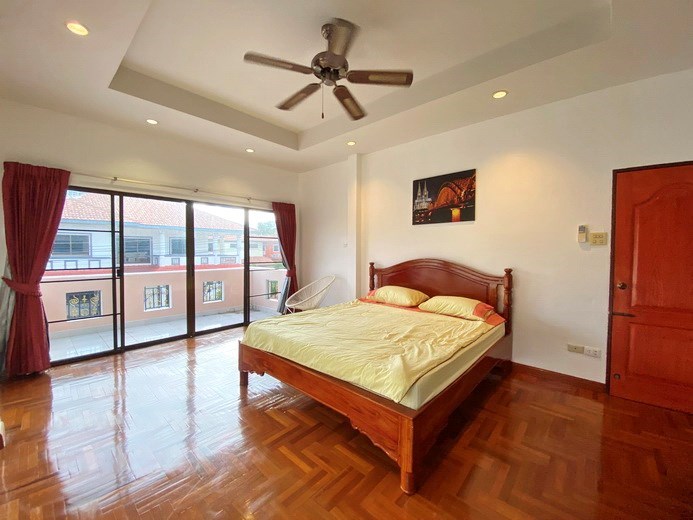 House for sale Jomtien showing the second bedroom with balcony 