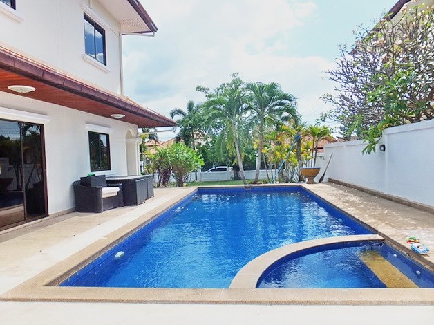 House for Sale Mabprachan Pattaya showing the pool and garden 