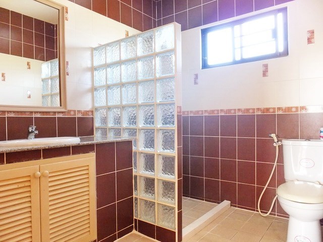 House for Sale Mabprachan Pattaya showing the second bathroom 