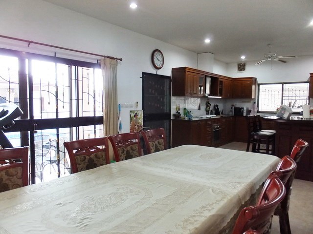 house for sale Mabprachan Pattaya showing the dining and kitchen areas 