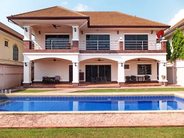 house for sale Mabprachan Pattaya showing the house and pool
