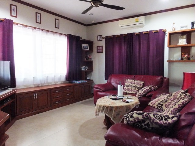 house for sale Mabprachan Pattaya showing the second living room 