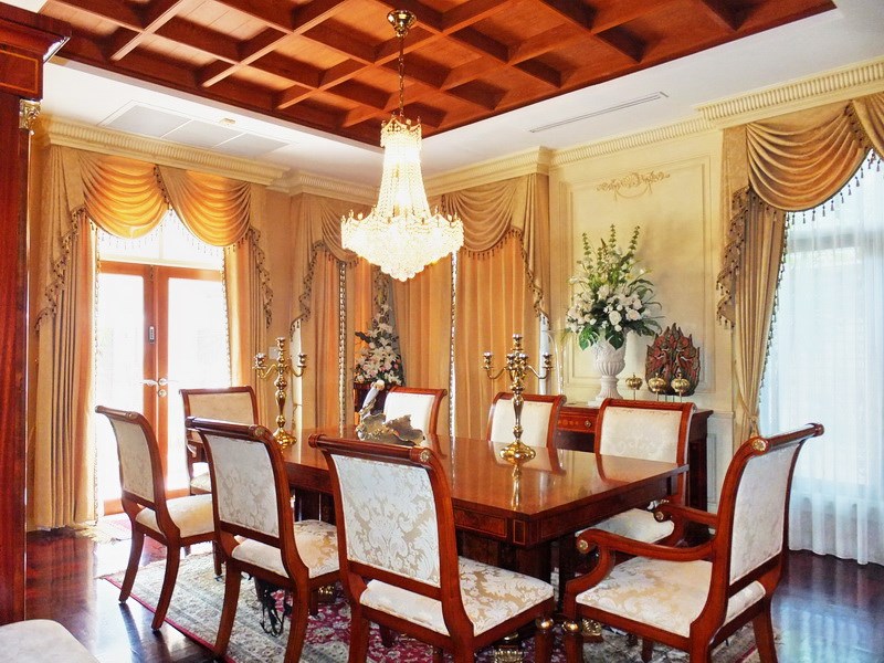 House for sale at Na Jomtien showing the dining area 