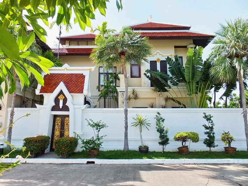 House for sale at Na Jomtien showing the house frontage 