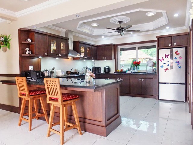 House For Sale Nongpalai Pattaya showing the kitchen and breakfast bar 